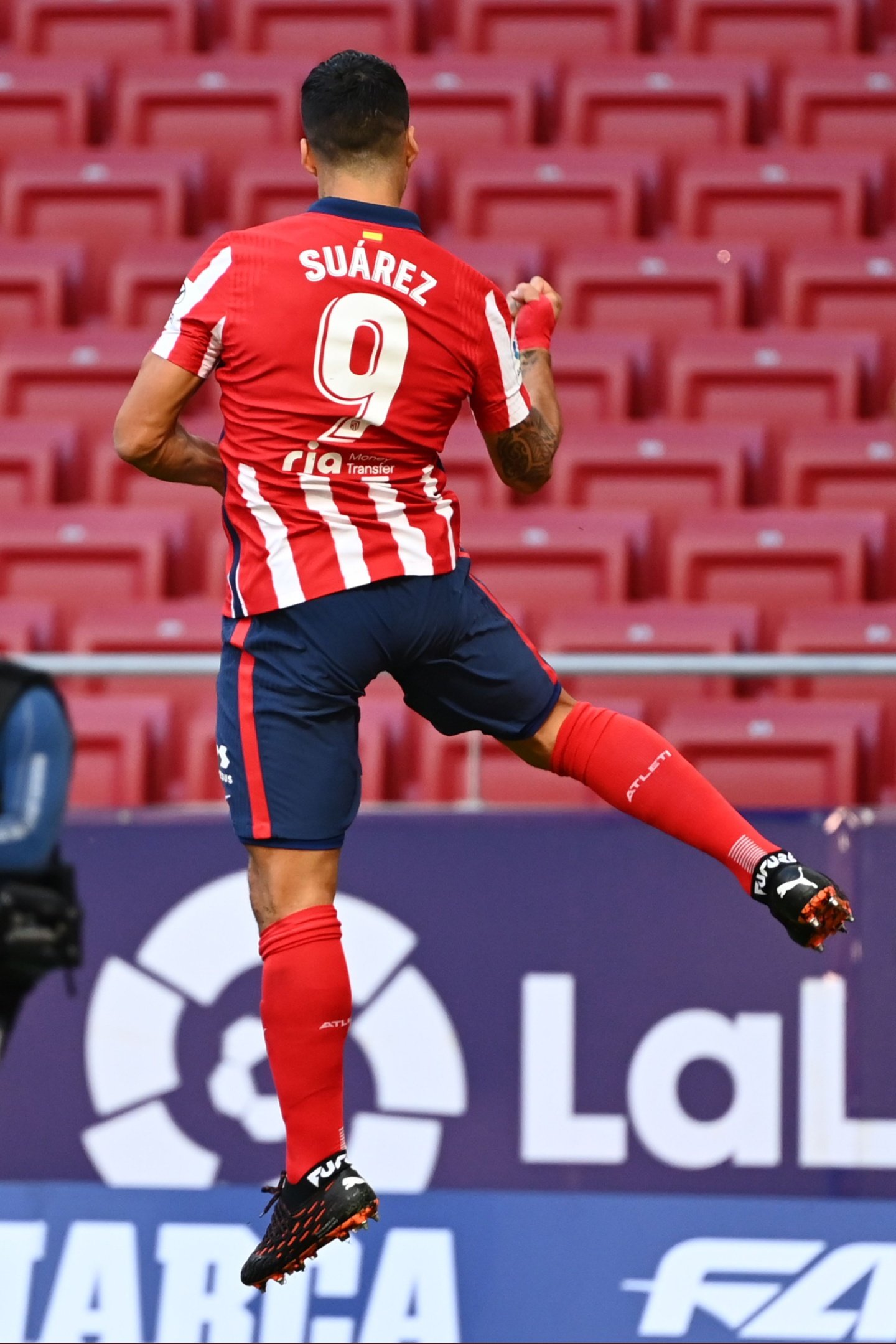 Phenomenal Pistolero: Luis Suárez scores a brace in his debut as Atlético routs Granada 6-1 3 Phenomenal Pistolero: Luis Suárez scores a brace in his debut as Atlético routs Granada 6-1 - THE SPORTS ROOM