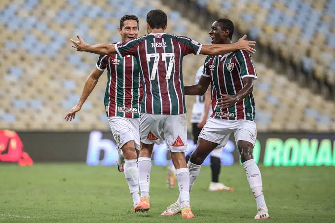 Frenzy Fans: Cops escort Corinthians players to team bus away from angry supporters after Fluminense loss - THE SPORTS ROOM