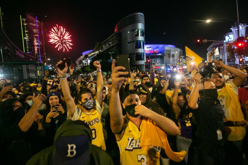 Watch: Lakers fans take to the streets to celebrate championship triumph amid COVID-19 restrictions 4 Watch: Lakers fans take to the streets to celebrate championship triumph amid COVID-19 restrictions - THE SPORTS ROOM