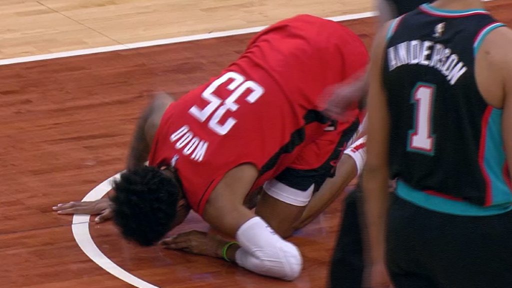 Christian Wood leaves court on a wheelchair after re-injuring right ankle 4 Christian Wood leaves court on a wheelchair after re-injuring right ankle - THE SPORTS ROOM