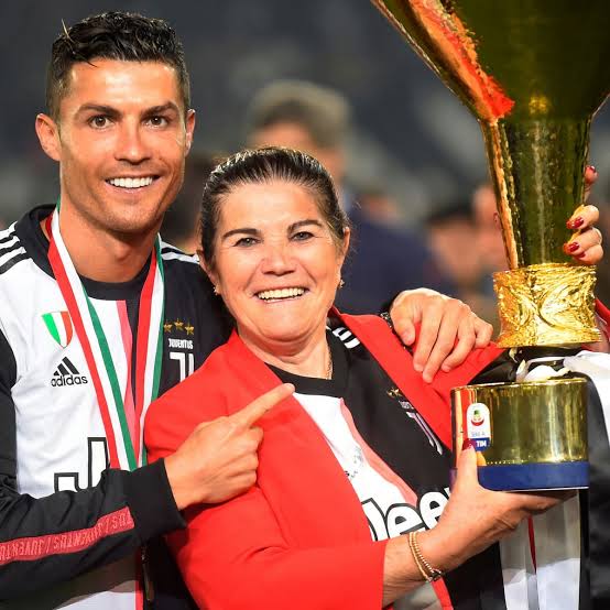 Cristiano Ronaldo's mother wants him to return to Sporting Lisbon 2 Cristiano Ronaldo