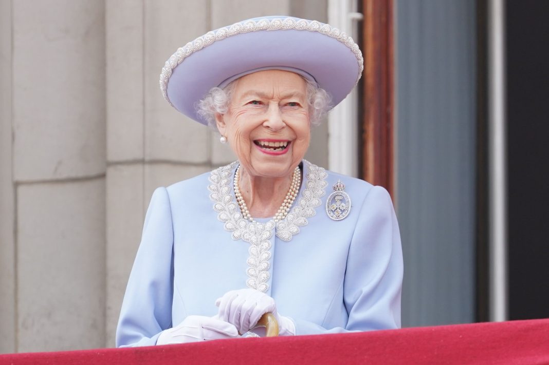 queen-elizabeth-ii-watches-from-the-balcony-of-buckingham-news-photo-1662662018 Queen Elizabeth II