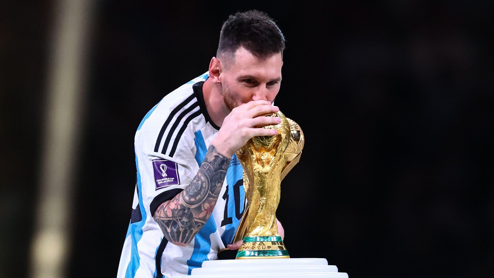 Sắp đến World Cup 2022, người hâm mộ đang mong đợi Mêsi có thể cùng Argentina đến với những thành công lớn. Và mới đây, anh đã chính thức tuyên bố không giải nghệ, sẵn sàng tiếp tục tham gia giải đấu. Hãy cùng xem bức ảnh đầy cảm xúc này và chuẩn bị cho chặng đường mới cùng World Cup trên FIFA World Cup.