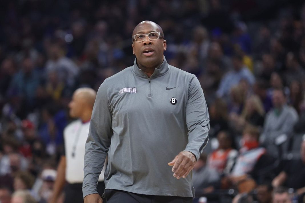 14 Mike Brown gets ejected from the court