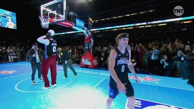 Mac McClung puts in a great reverse dunk over the towering Shaq, wins the 2024 Slam Dunk contest for back-to-back titles 2 Mac McClung wins back-to-back titles.