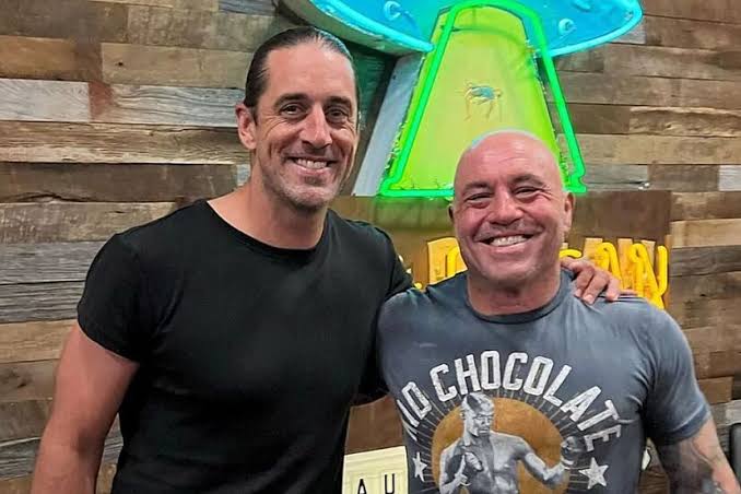 Joe Rogan discusses the COVID-19 vaccine with Aaron Rodgers