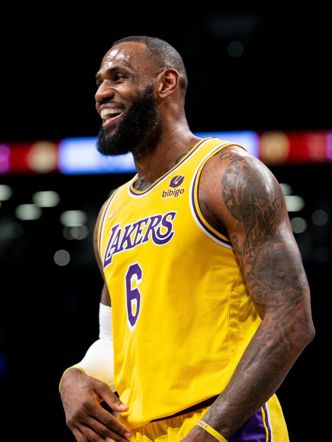 FK3858hXoAYcPj3 (1) LeBron James Gifts Shoes to Duquesne Before NCAA Tournament Showdown