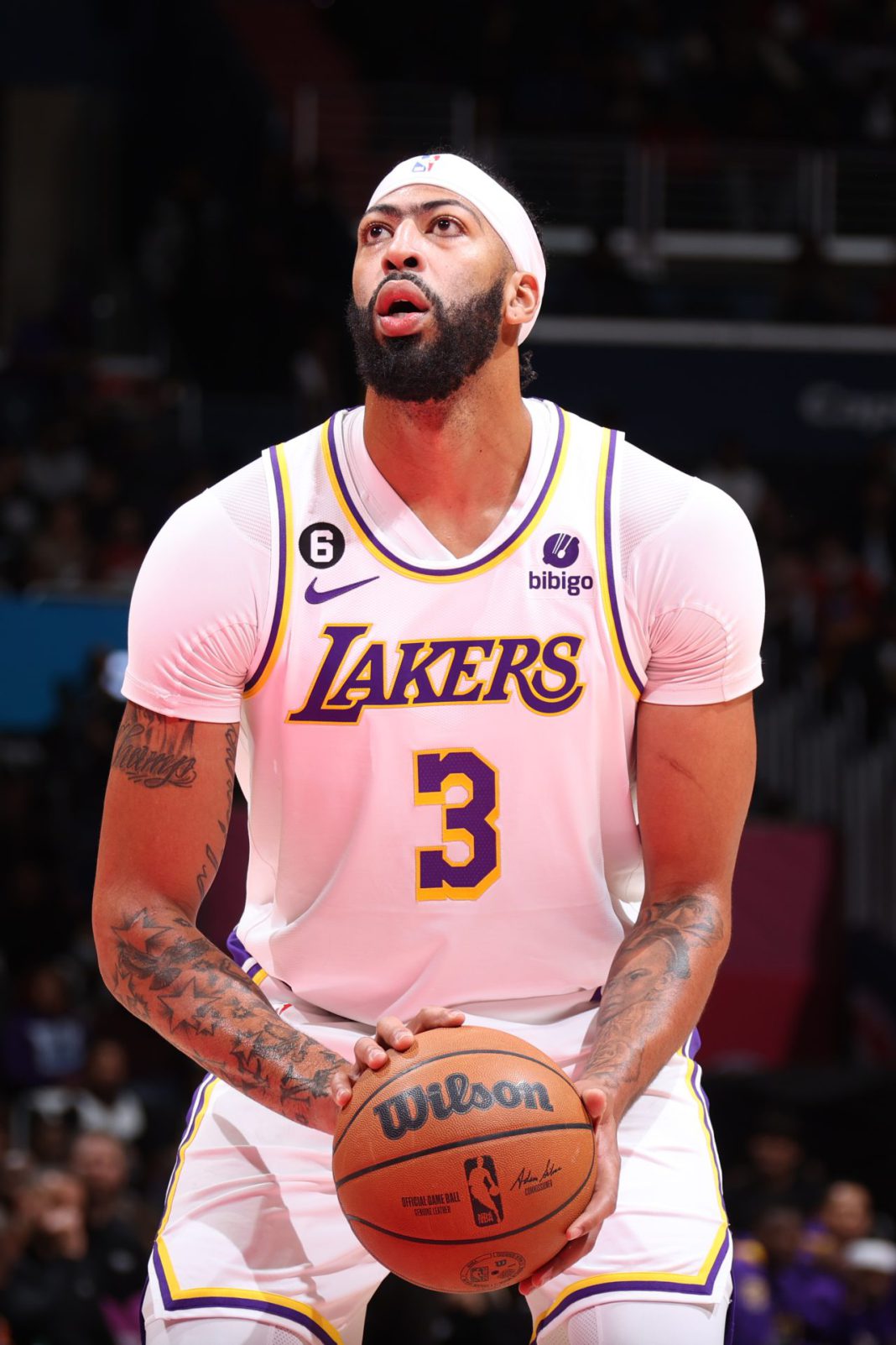 Anthony Davis Exits Lakers Game with Concerning Injury
