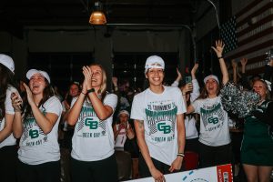 Emotional Triumph for Green Bay Women’s Team and Coach in March Madness - THE SPORTS ROOM