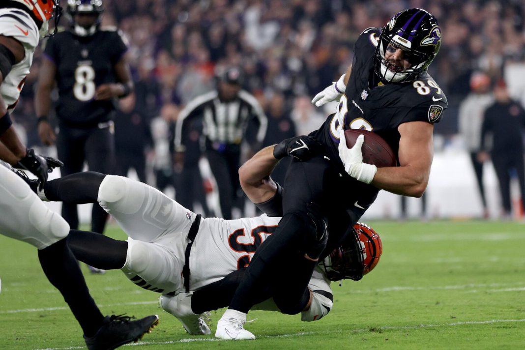 GJIMzyXXIAAccvk NFL: Hip Drop Tackle