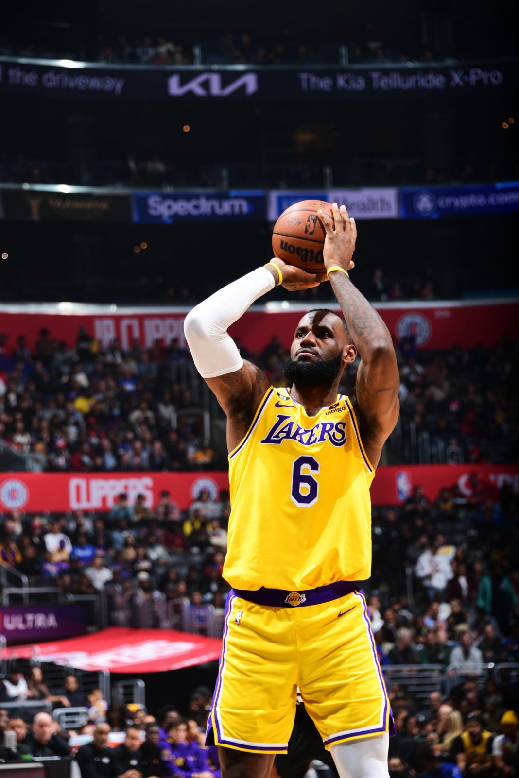 Fict4JeXoAEDXzF LeBron James