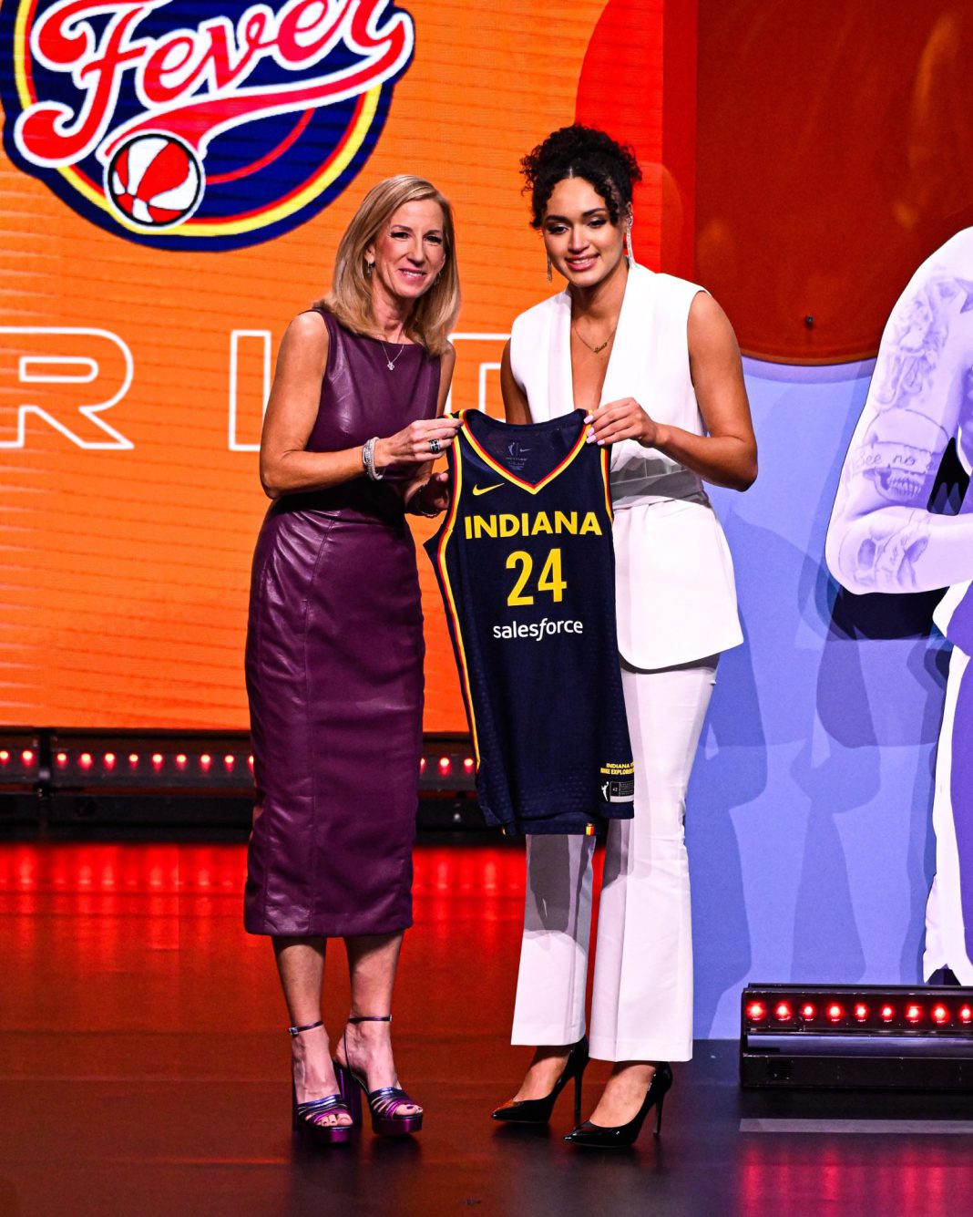 GLQgADyW8AAf40M (1) Celeste Taylor Makes WNBA Dreams a Reality