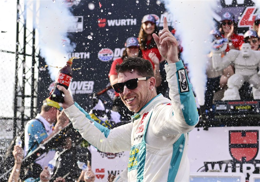 NASCAR-Dover-Auto-Racing-10-1714358382 Denny hamlin