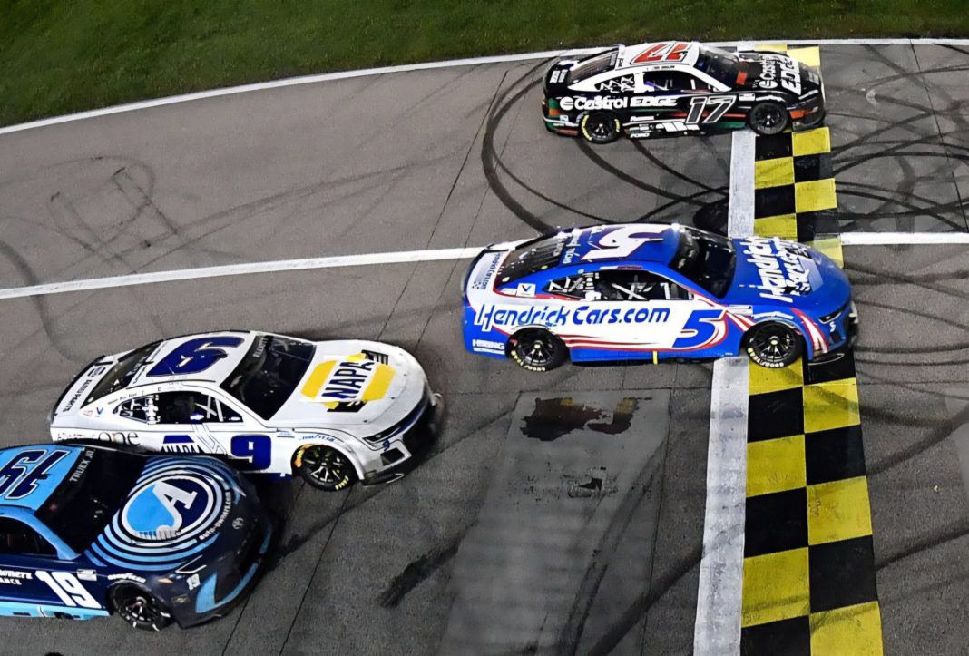 GM35u-2WIAAXyQp kyle larson NASCAR