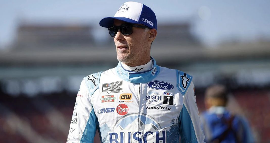 GM8HCU2XgAANrxM Kevin Harvick