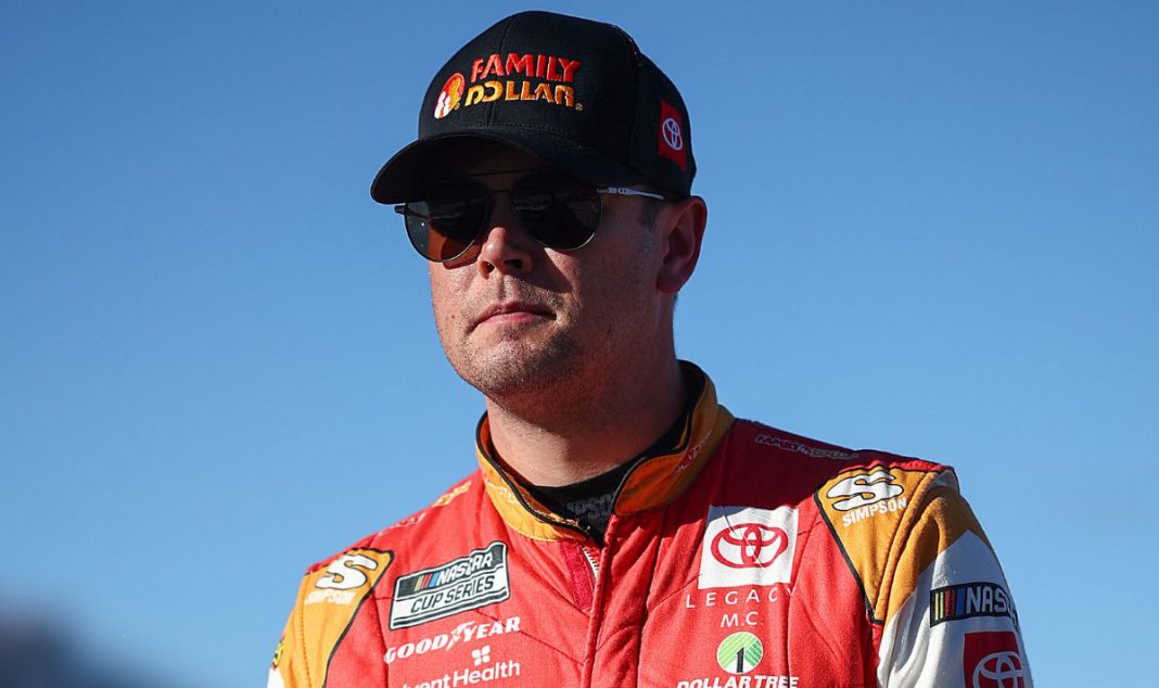 GMIAtEIWIAADfu5 Erik Jones