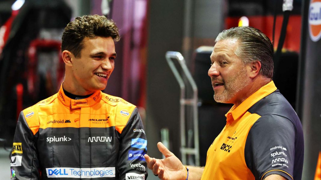 zak-brown-lando-norris-singapore-2022-pit-lane-planetf1 Zak Brown Lando Norris