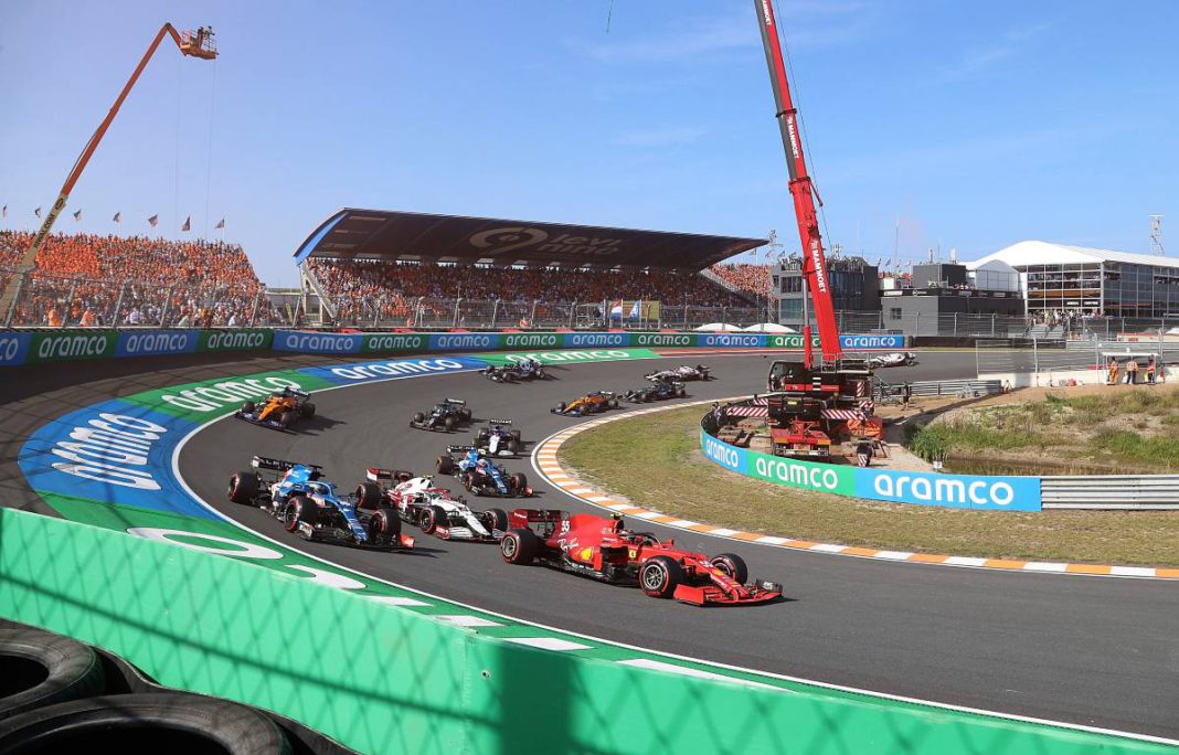 Banked-turn-at-Zandvoort-planetF1